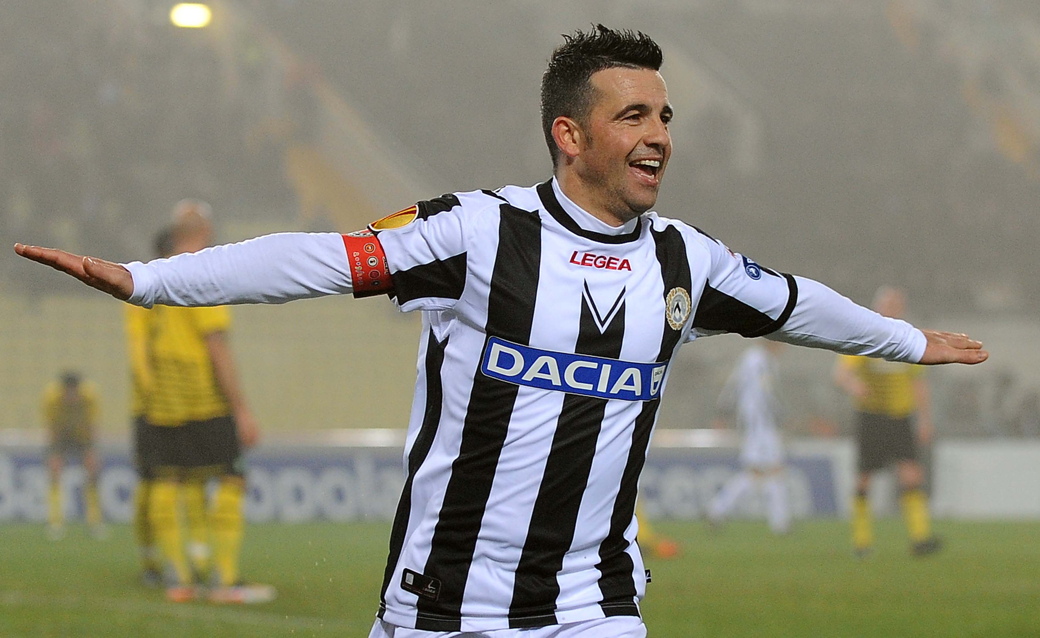Udinese's Antonio Di Natale celebrates after scoring a goal during an UEFA Europa League football match between Udinese and Celtic Glasgow at Friuli Stadium in Udine on December 15, 2011.  AFP PHOTO / ANTEPRIMA